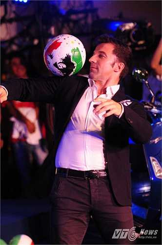 Chàng tuyển thủ hào hoa người Ý tâng bóng trên sân khấu