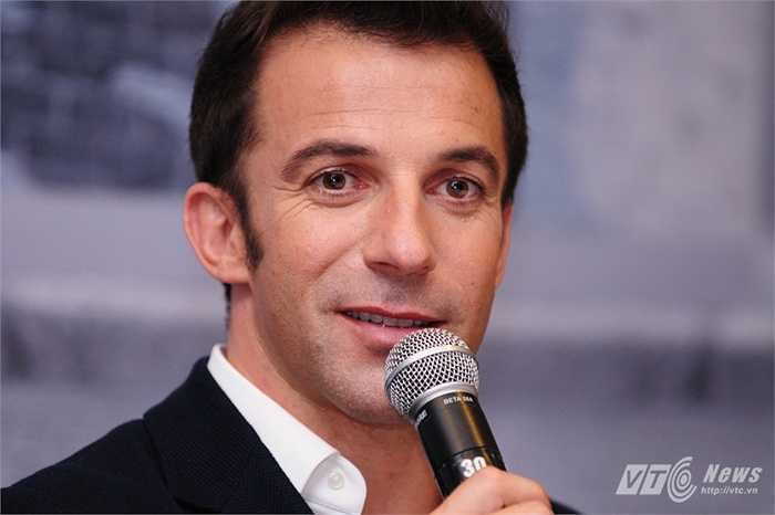 Không những tự tin trên sân khấu, anh cũng rất hóm hỉnh khi trả lời phỏng vấn