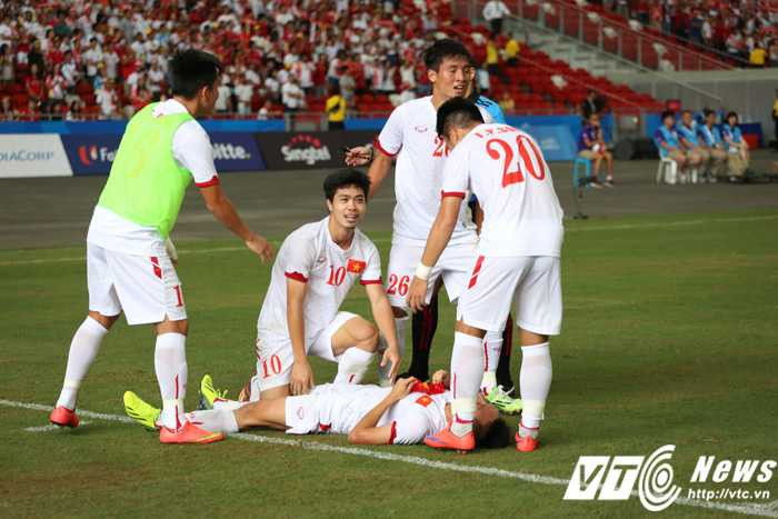 Công phượng ăn mừng