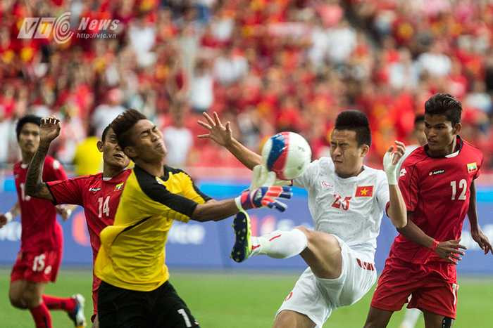 Huy Toàn không thắng được thủ môn U23 Myanmar