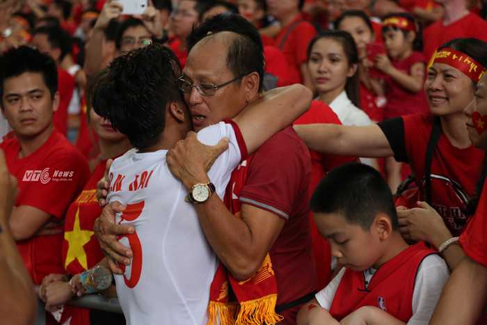 Cổ động viên Việt Nam ôm Quế Ngọc Hải