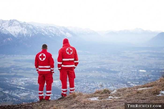 Trở thành người làm công tác hỗ trợ quốc tế không chỉ thỏa mãn đam mê du lịch mà còn là cơ hội để bạn được giúp đỡ những người kém may mắn. Những tổ chức cứu trợ như USAID và Peace Corp thường tuyển nhân lực đến hỗ trợ các quốc gia bị tàn phá bởi thiên tai, chiến tranh, khủng hoảng kinh tế và nghèo đói. 