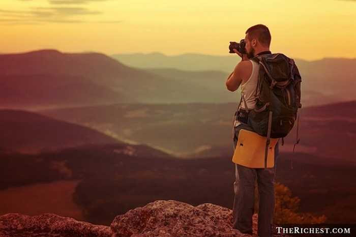 Phóng viên báo ảnh, nhiếp ảnh gia thường có cơ hội đi nhiều nơi xa để tác nghiệp. Còn xa bao nhiêu thì phụ thuộc vào công ty họ làm việc và nhiệm vụ được giao.