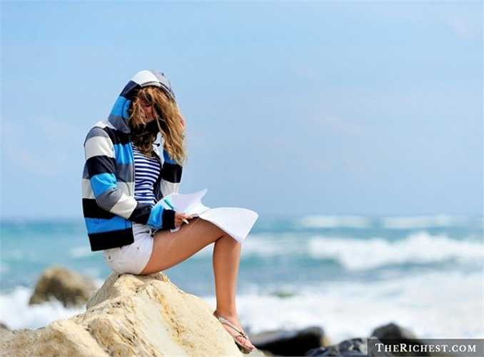 Giống bất cứ một loại hình viết lách nào, để có thể trở thành cây bút viết về du lịch, bạn cần có thời gian. Nhưng nếu xuất bản được một cuốn sách về du lịch ăn khách, bạn sẽ có cơ hội được đến các thiên đường du lịch. 