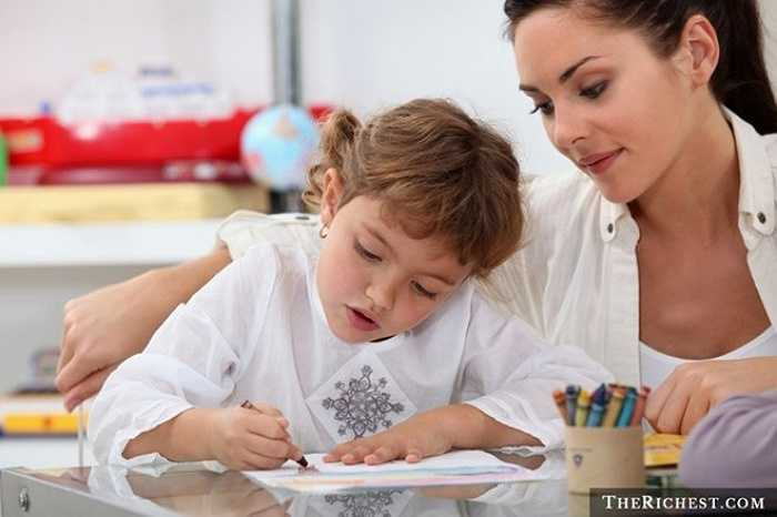 Làm việc với trẻ con là một công việc khá tốt. Tốt hơn nữa là khi công việc ấy đem lại cho bạn cơ hội được đi nước ngoài. Để trở thành người giúp việc ở các nước khác, bạn cần phải có kinh nghiệm chăm sóc trẻ em hoặc đã trải qua quá trình tập huấn, đào tạo, và có thể nói tiếng nước ngoài. 