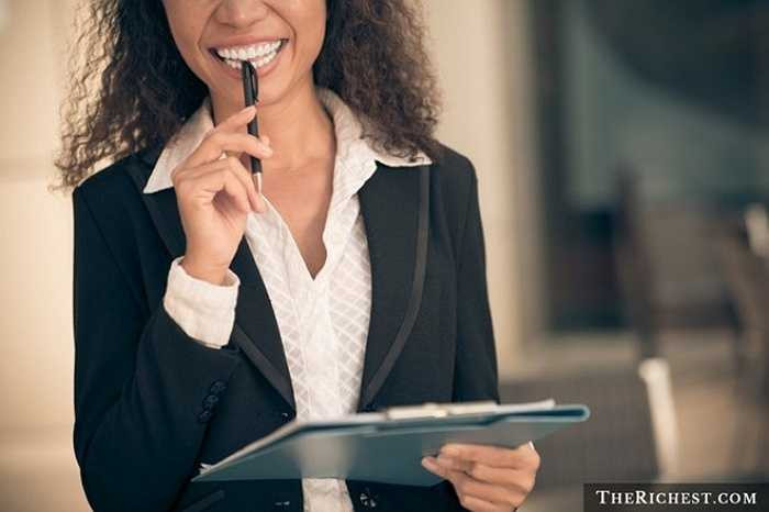 Giám đốc điều hành tại những công ty lớn thường rất bận rộn nên họ cần những trợ lý. Người này sẽ giúp họ sắp xếp lịch làm việc, nhận cuộc gọi, giám sát đội ngũ nhân viên và quan trọng hơn cả là giúp cho cuộc sống của họ không bị xáo trộn. Công việc của trợ lý thường xuyên thay đổi phụ thuộc vào yêu cầu của sếp.