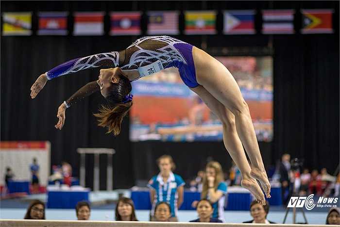 Những bức ảnh chụp nữ VĐV 21 tuổi này đang thực hiện những động tác trong phần thi của mình được cho là 'khoe cơ thể một cách quá đáng'. (Ảnh: Hải Thịnh)