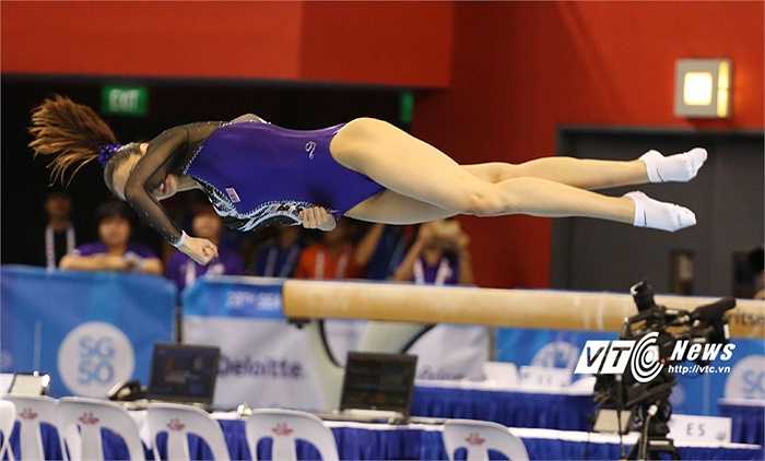 Cú santo xoay vòng trên không là kỹ thuật khó bậc nhất của thể dục tự do.(Ảnh: Phạm Thành)