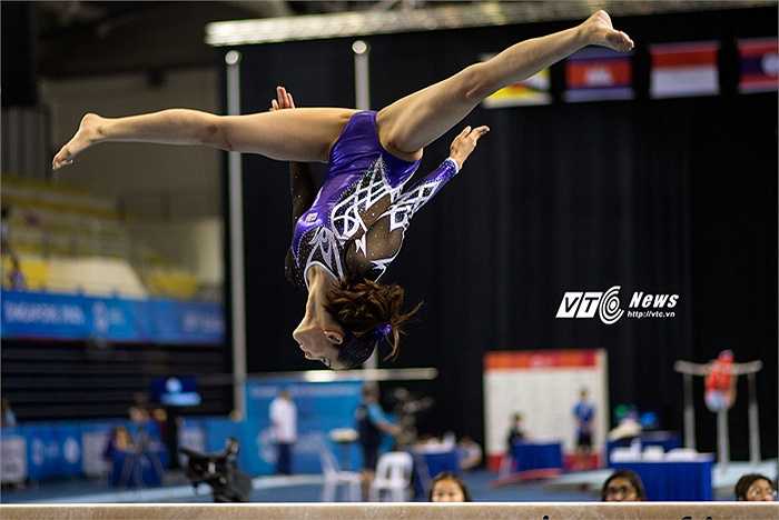 Abdul Hadi, trong bộ đồ thi đấu màu tím đã có những động tác khiến những người theo đạo Hồi, vốn có những quy định rất khắt khe đối với nữ giới, đặc biệt là những trang phục có tính 'khoe thân' phản ứng dữ dội.(Ảnh: Hải Thịnh)