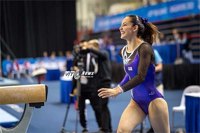 'Cô ấy có phải là người Malaysia không vây? Chẳng lẽ không thể mặc quần bó sao?', một người khác bình luận.(Ảnh: Hải Thịnh)