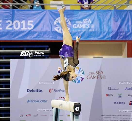 Cùng đứng về 'phe hậu thuẫn' nữ VĐV đã đoạt 2 HCV tại SEA Games năm nay còn có Bộ trưởng Thanh niên và Thể thao Malaysia Khairy Jamaludding.(Ảnh: Phạm Thành)