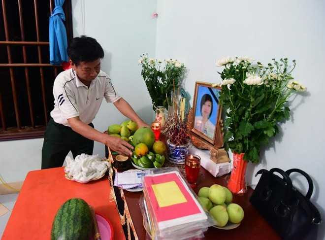 Cuồng phong ở Hà Nội: Cha thất thần bên kỷ vật của con gái bị cây đè