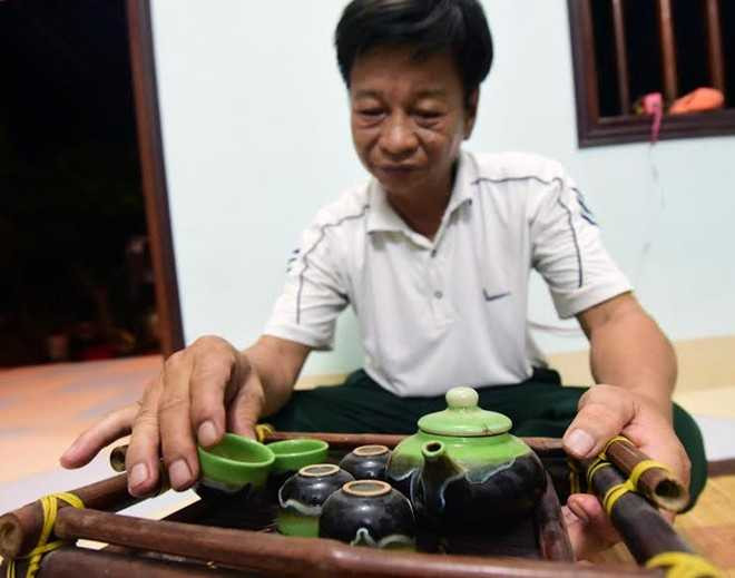 Cuồng phong ở Hà Nội: Cha thất thần bên kỷ vật của con gái bị cây đè