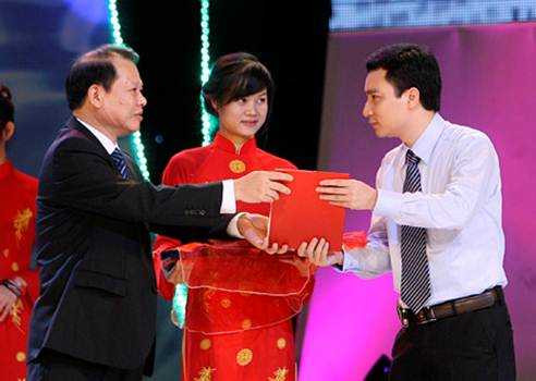 Phó Thủ tướng Vũ Văn Ninh trao giải B Giải Báo chí Quốc gia cho Nhà báo Vũ Văn Tiến