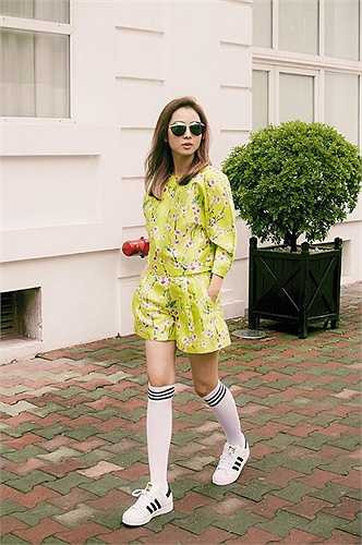 Jennifer Phạm cũng vừa thực hiện bộ ảnh trẻ trung, 'ăn gian' tuổi.