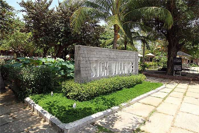 Trong không gian làng quê, Làng Lụa Hội An được bài trí, sắp đặt như Bảo tàng sống về các giống dâu, tằm, công cụ cùng cách thức dệt thủ công của Champa và người Việt xưa.