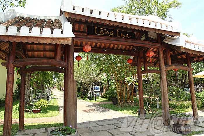 Làng Lụa Hội An, nơi lưu giữ nhiều hiện vật nghề ươm tơ, dệt lụa. Làng lụa tại địa chỉ số 28 Nguyễn Tất Thành (Hội An, Quảng Nam),