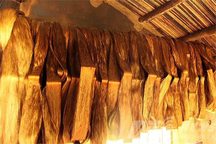 Những lọn sợi tơ vàng óng ánh