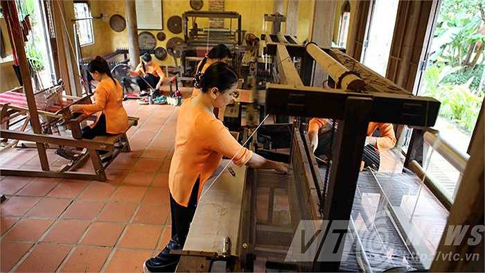 Những khung cửi cổ xưa, cùng công đoạn se sợi truyền thống được tái hiện ngay trong không gian Làng Lụa