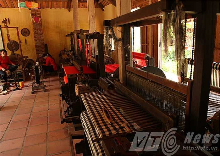 ..Và dệt những chiếc khăn rằng truyền thống