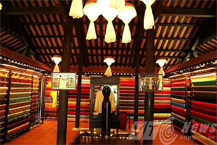 Khu trưng bày lụa