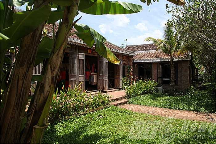 Những ngôi nhà xưa cổ cùng công đoạn dệt lụa truyền thống