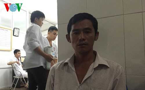 Lái xe khách bị côn đồ chặn đánh, ngất trên vô lăng