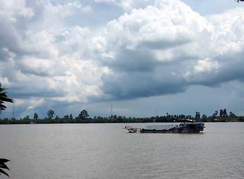 Mưa dông kèm lốc xoáy nhấn chìm tàu chở 26 người