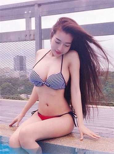 Tuy nhiên cô vẫn xứng danh nữ hoàng bikini với vẻ đẹp phồn thực rất riêng 