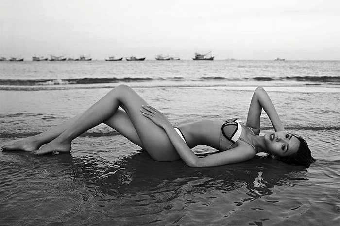 Vòng eo nhỏ xíu và đôi chân dài của Hoàng Thùy đốt nóng các bãi biển 