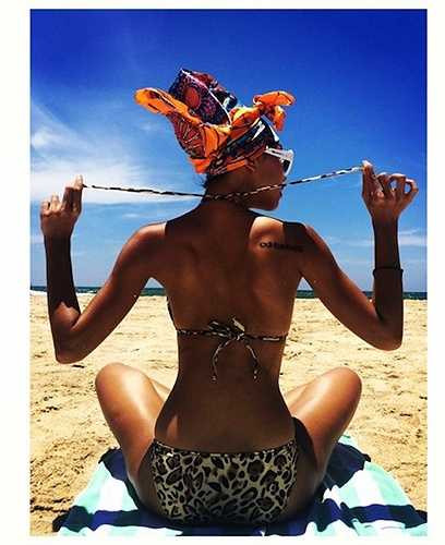 Đặc biệt, làn da nâu của cô hợp với đủ mọi sắc màu bikini 