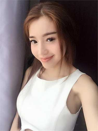 Elly Trần gợi cảm không thể rời mắt.