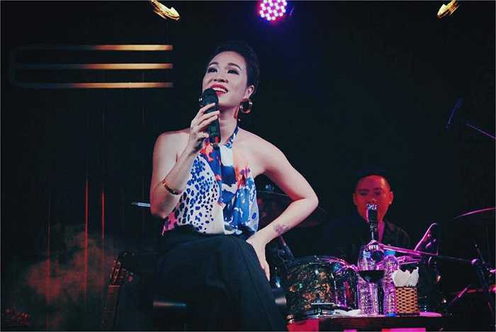 Uyên Linh và những shoot hình đẹp trên sân khấu.