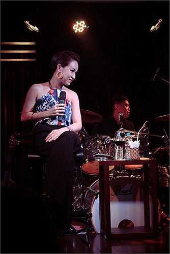 Nữ ca sỹ 'Cám ơn tình yêu' say đắm trong âm nhạc.