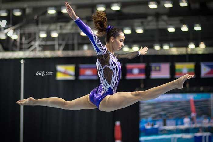 Farah biểu diễn cầu thăng bằng