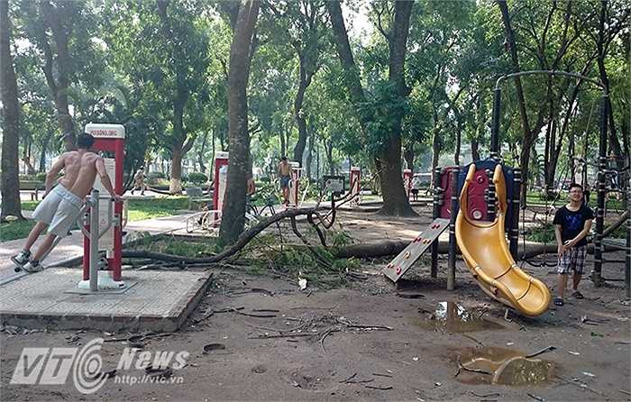 Tại khu vực sân tập thể dục miễn phí, nhiều cành cây vẫn ngổn ngang chưa thể dọn dẹp.