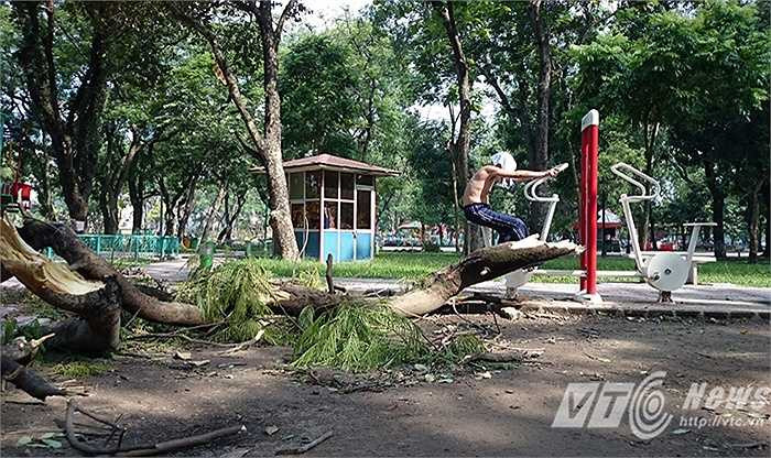 Do không còn tán cây, người dân vừa tập thể dục vừa phải dùng áo che đầu để tránh nắng