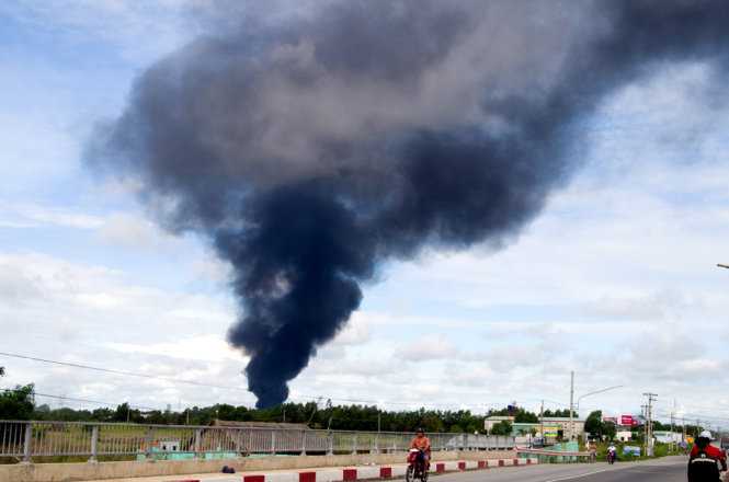 Công ty gỗ cao cấp cháy mù mịt cả góc trời