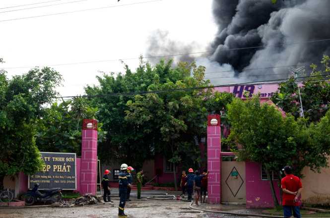 Công ty gỗ cao cấp cháy mù mịt cả góc trời