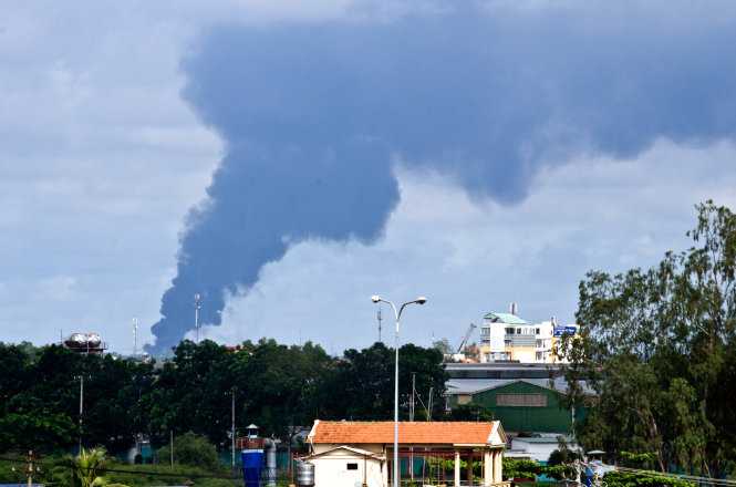 Công ty gỗ cao cấp cháy mù mịt cả góc trời