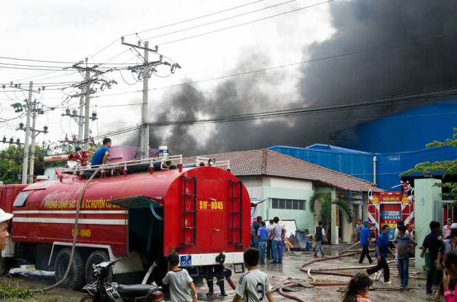 Công ty gỗ cao cấp cháy mù mịt cả góc trời