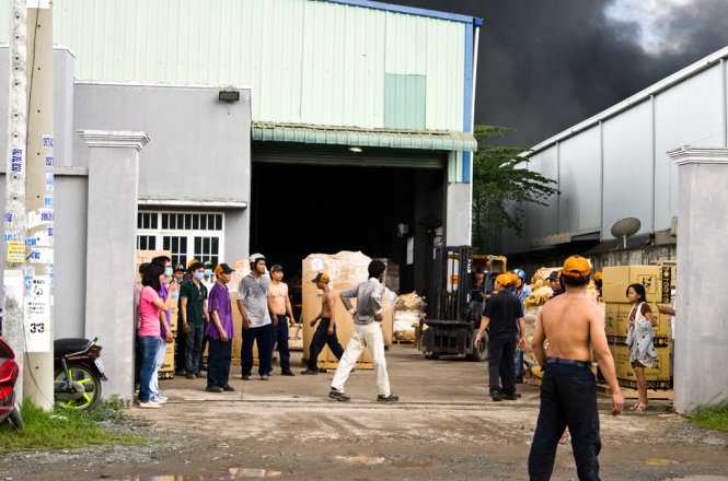 Công ty gỗ cao cấp cháy mù mịt cả góc trời