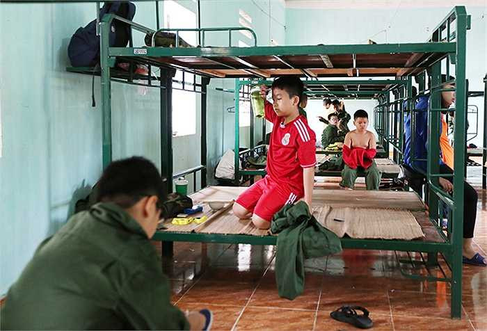 5h sáng, tại Trung đoàn 36, sư đoàn 308 Lương Sơn (tỉnh Hoà Bình), các chiến sĩ nhí thức dậy theo hiệu lệnh, tự vệ sinh cá nhân, gấp chăn màn của mình. 