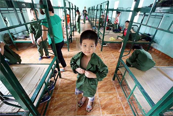 'Em là chiến sỹ 2015' là chương trình học kỳ trong quân đội năm dành cho 500 thiếu nhi trong độ tuổi từ 7-15 tuổi ở 3 miền Bắc- Trung- Nam do Viettel tổ chức cho người thân của khách hàng thân thiết 