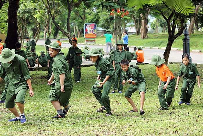 Giờ học những tư thế vận động chiến trường, các chiến sĩ nhí đều cố gắng theo cách riêng