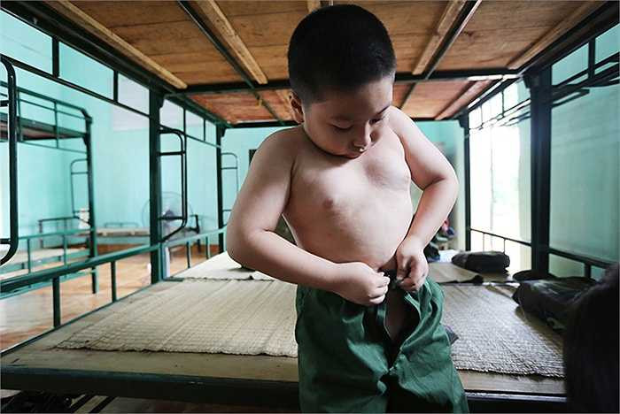 Ở nhà, các bạn nhỏ có thể nhờ bố mẹ giúp. Còn ở đây, các em là chiến sĩ nhí. Mỗi bạn đều tự ý thức đối với công việc mình làm