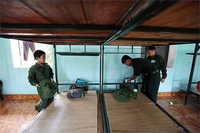 Chiến sĩ nhí được các chú bộ đội chỉ cách sắp xếp quân tư trang