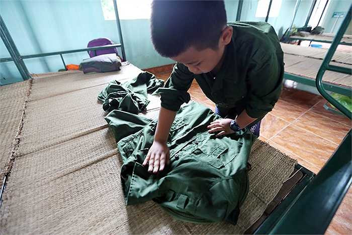 Học cách vuốt , gập quần áo thật phẳng.