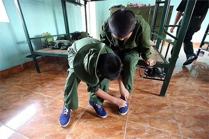 Giúp bạn cách xỏ dây giầy