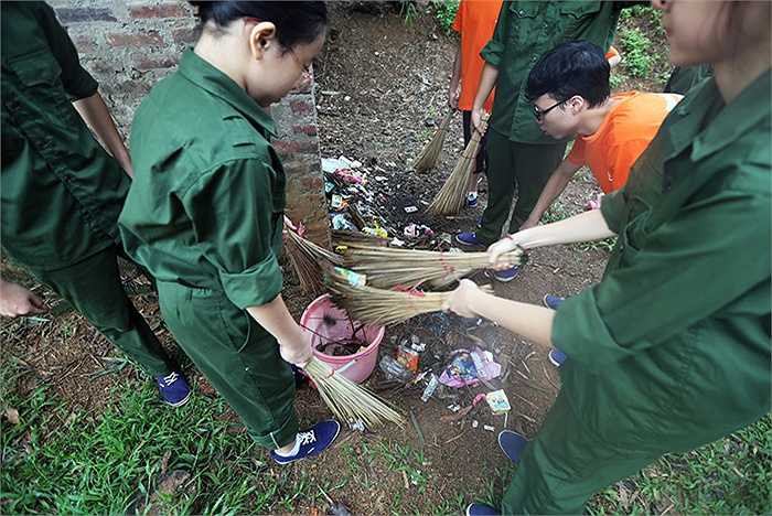 Trong buổi sáng, các chiến sĩ nhí phải làm vệ sinh xung quanh phòng ở của mình